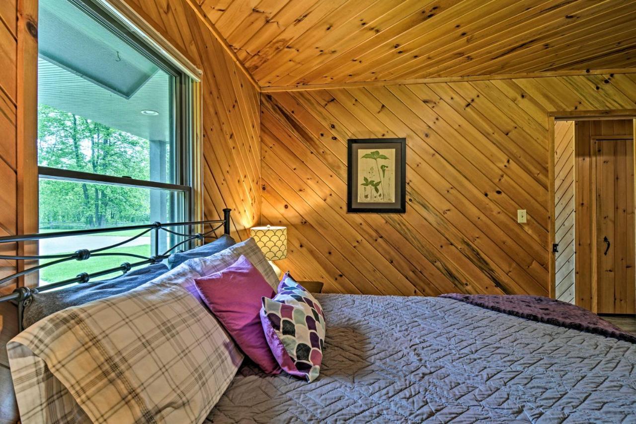 Riverfront Traverse City Cabin Fish, Kayak And Tube Exterior foto